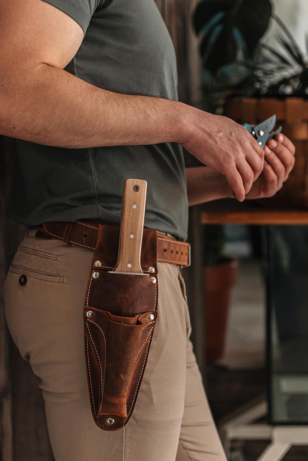 Personilized Hori Hori Leather Sheath Belt with Pruner and Scissor Pockets. Personalized Florist Tool Belt Leather, Gardening Belt with Pockets. (Brown with engraving, one size)