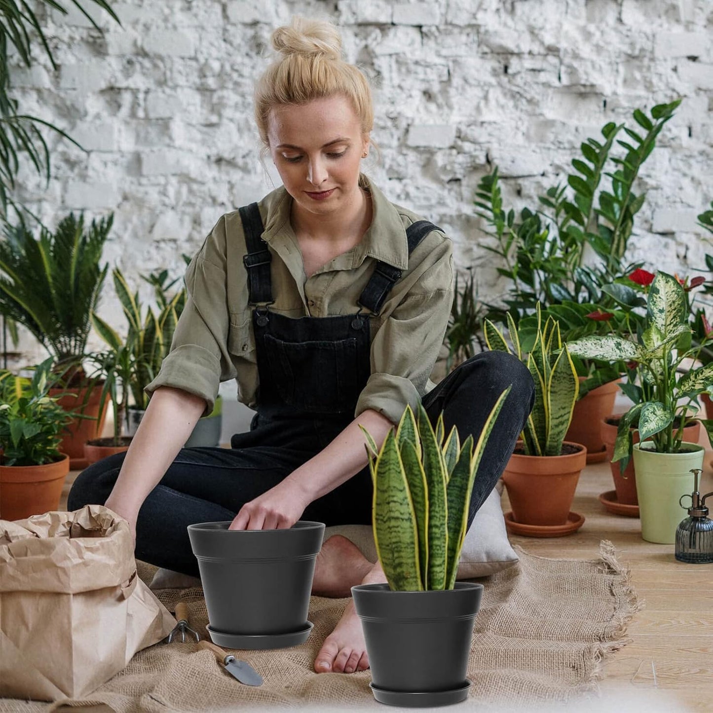 WOUSIWER 16 Pack 6 inch Plastic Planters for Indoor Flower Pots, Heavy Duty and Stylish 6 Inch Plant Pots for Indoor Plants with Drainage Holes and Tray for Plants, Flowers, Black